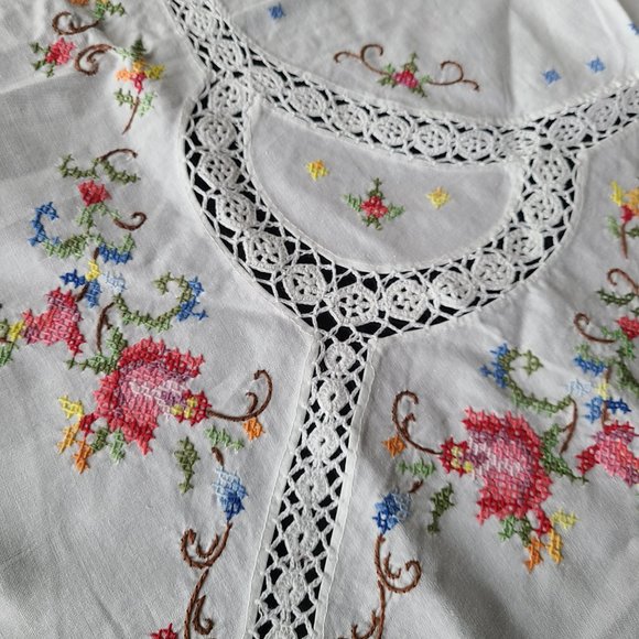 Hand made embroidered cotton table cloth. - Picture 6 of 12